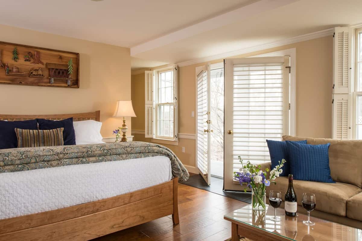 Habitación, 1 cama King size y sofá cama, baño privado | Decoración personalizada y muebles diferentes