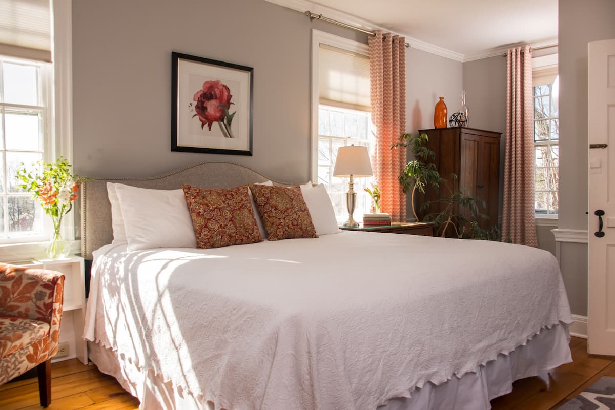 Habitación, 1 cama King size, baño privado | Decoración personalizada y muebles diferentes