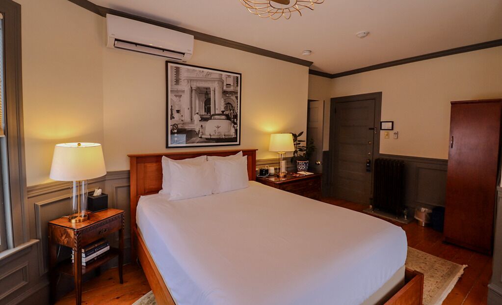 بديكورات فريدة لكل غرفة وطراز فريد لكل وحدة ومكواة/لوح كي