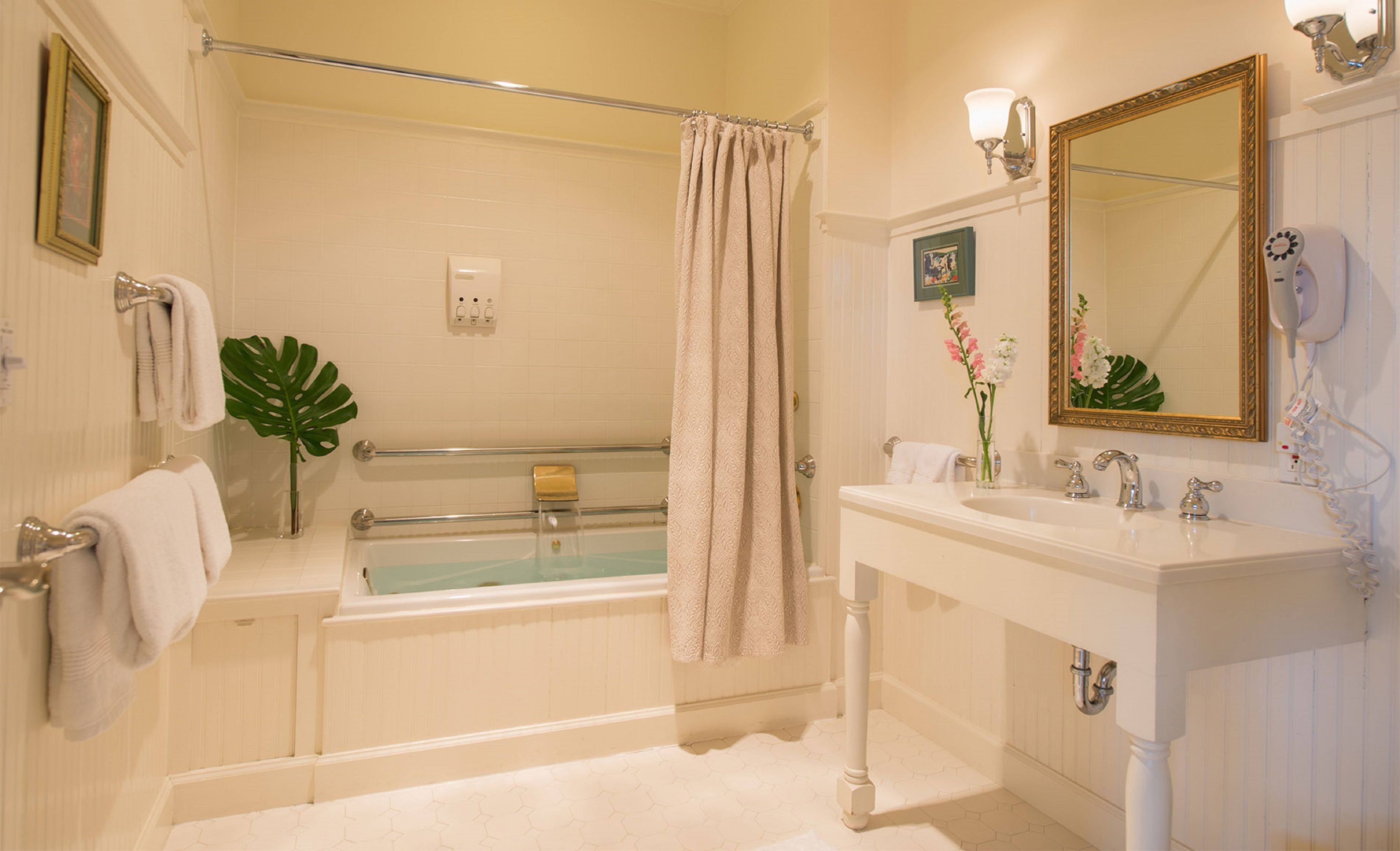 41 - black hawk room | bathroom | free toiletries, hair dryer, bathrobes, towels