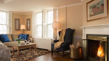 Quarto, 1 cama King e sofá-cama, banheiro privativo | Área de estar | TV