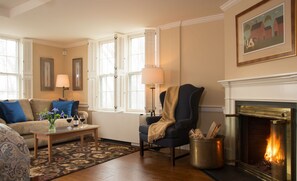 ห้องพัก, เตียงคิงไซส์ 1 เตียง และโซฟาเบด, ห้องน้ำส่วนตัว | บริเวณนั่งเล่น | ทีวี