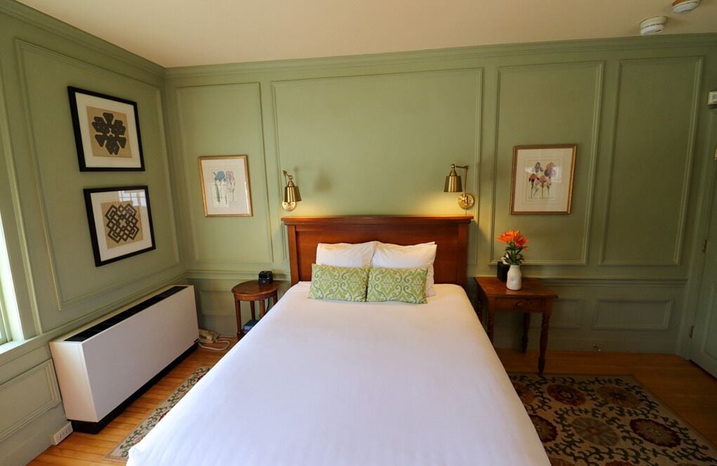 룸, 퀸사이즈침대 1개, 전용 욕실 | 각각 다른 스타일의 인테리어, 각각 다르게 가구 비치, 다리미/다리미판, 무료 유아용 침대