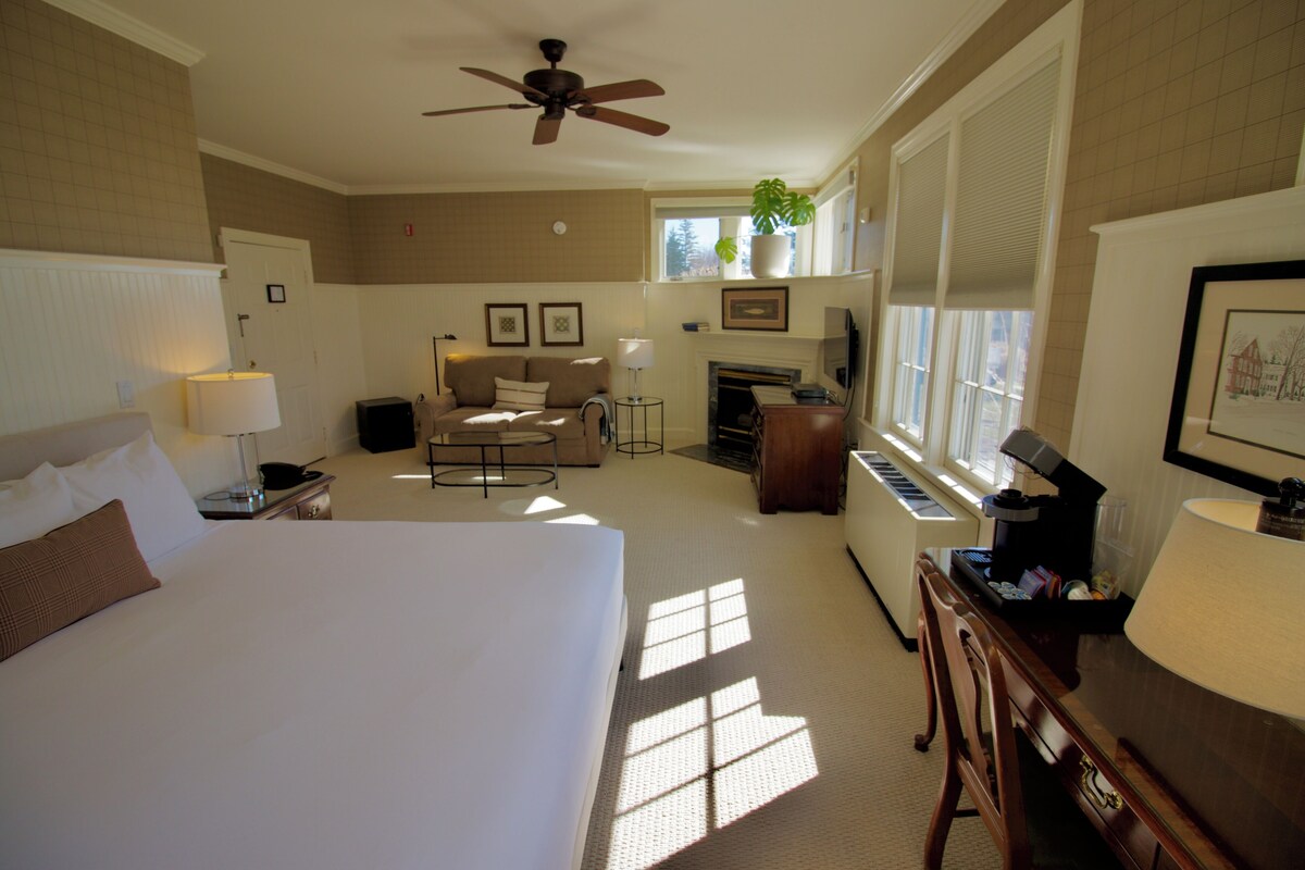 41 - Black Hawk Room | Iron/ironing board, cribs (free), WiFi (free), individually decorated