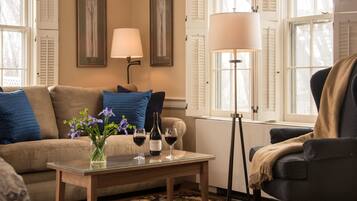 Phòng, 1 giường cỡ king và sofa giường, phòng tắm riêng | Khu phòng khách | TV