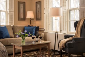 Habitación, 1 cama King size y sofá cama, baño privado | Área de sala de estar | Televisión 