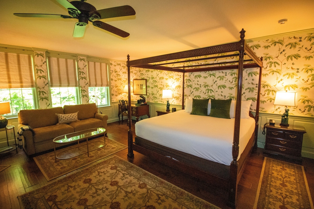 43 - Woodbury Room | Iron/ironing board, cribs (free), WiFi (free), individually decorated