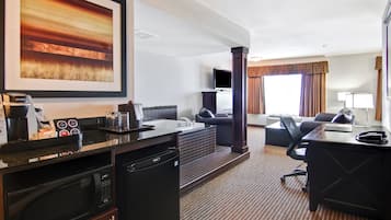 Pillowtop-bedden, een bureau, een laptopwerkplek