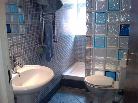 Bathroom. Abbey Lodge