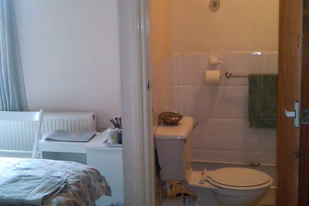Camera con 2 letti singoli, bagno condiviso