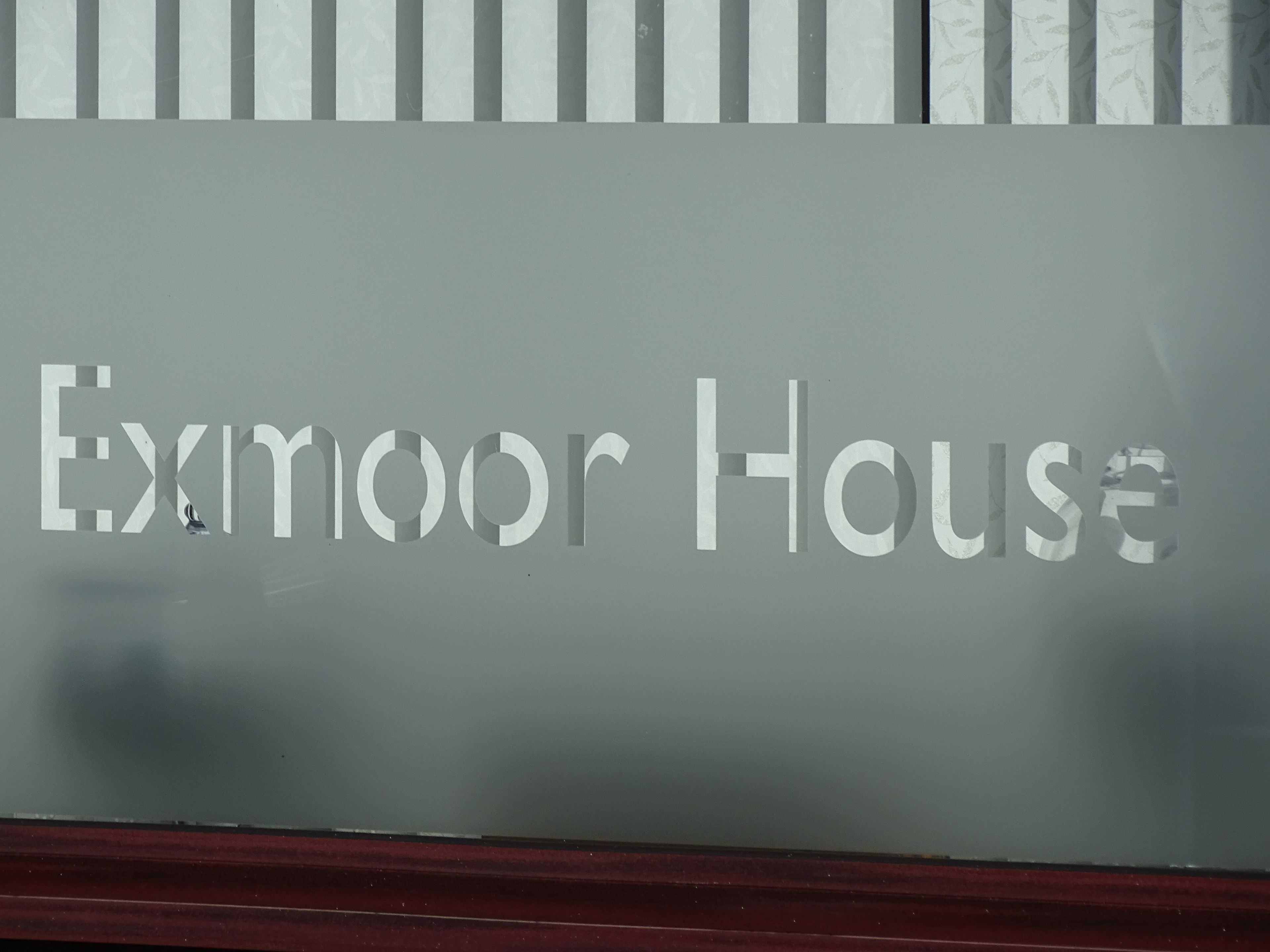 Una señal con el texto 'Exmoor House'.