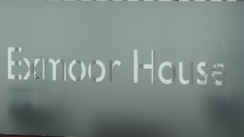 Una señal con el texto 'Exmoor House'.