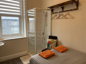 Chambre double, salle de bains commune | Salle de bain