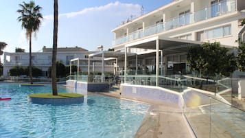 2 outdoor pools, pool umbrellas