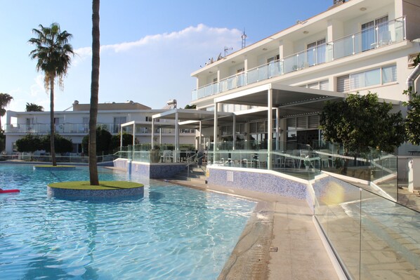 2 outdoor pools, pool umbrellas