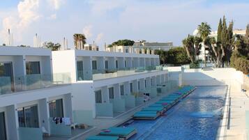 2 outdoor pools, pool umbrellas