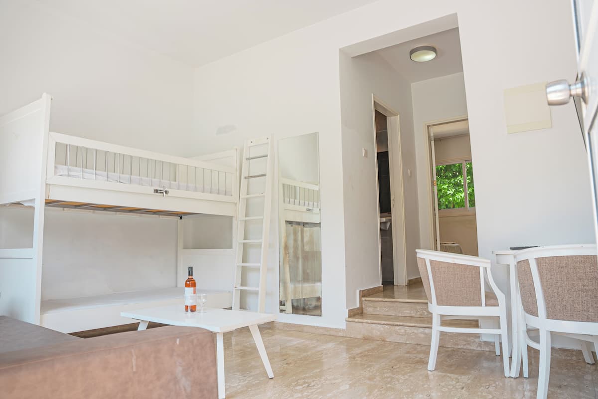 Ropa de cama de alta calidad, cortinas blackout, insonorización y wifi
