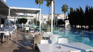 Outdoor dining - Fedrania Gardens (Ayia Napa)