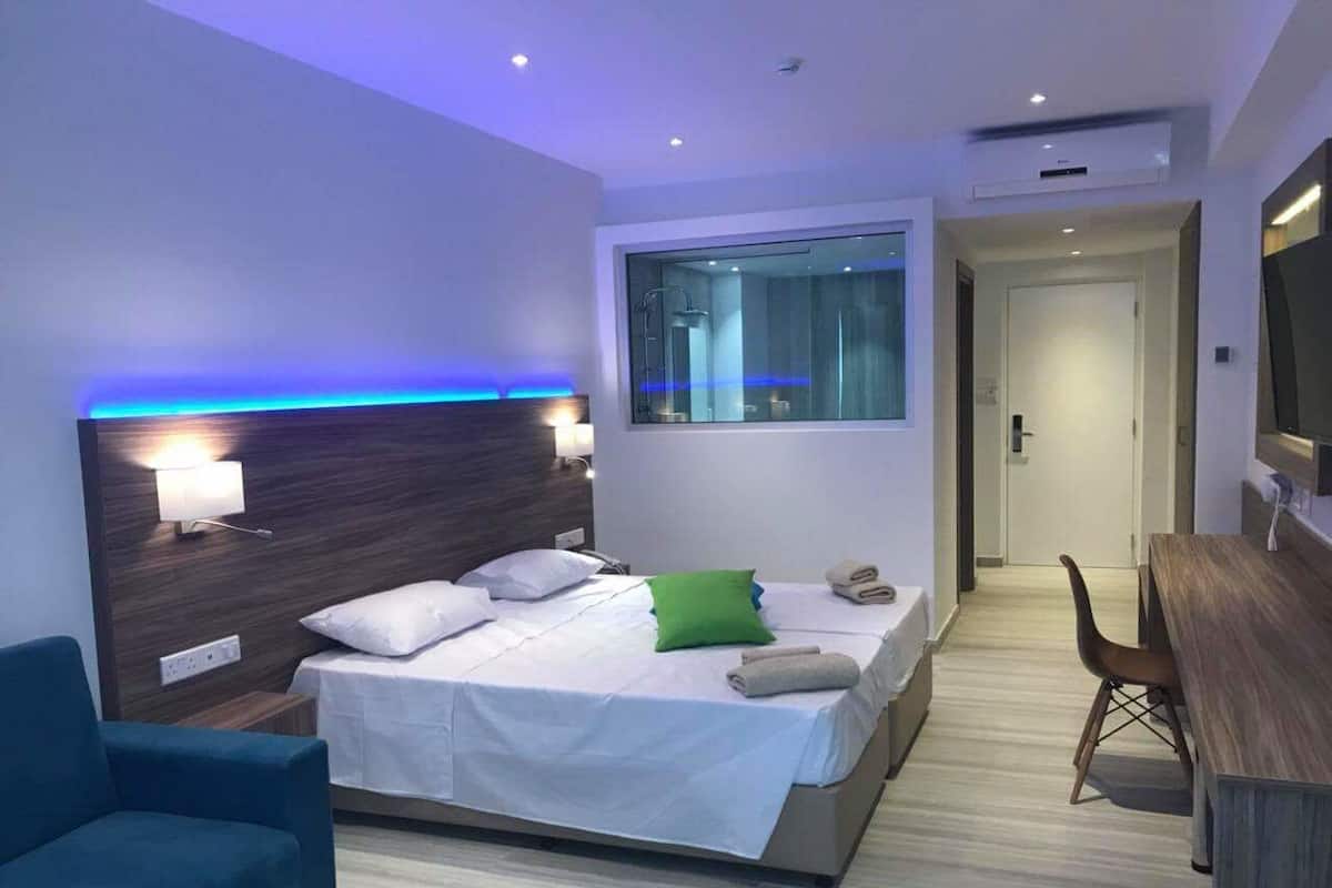Ropa de cama de alta calidad y caja de seguridad en la habitación