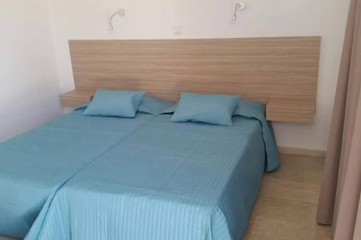 Ropa de cama de alta calidad y caja de seguridad en la habitación