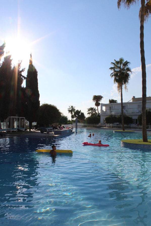 2 piscinas externas, guarda-sĂłis