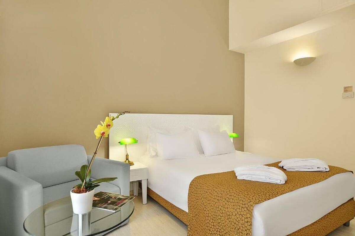 In-room safe, desk, blackout drapes, soundproofing