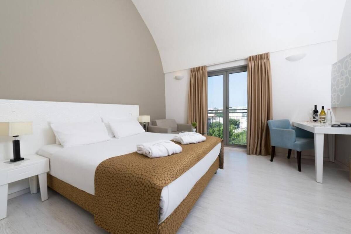 In-room safe, desk, blackout drapes, soundproofing
