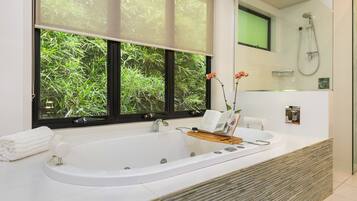 Deluxe Room, Multiple Beds | Jetted tub