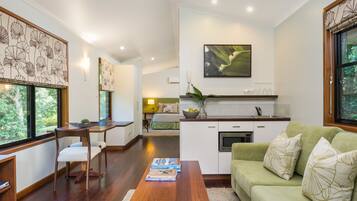 Deluxe Room, 1 King Bed | Living area