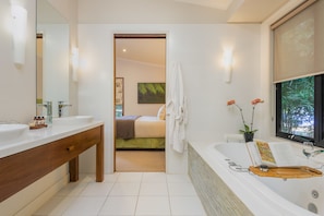 Deluxe-Zimmer, Mehrere Betten | Badezimmer