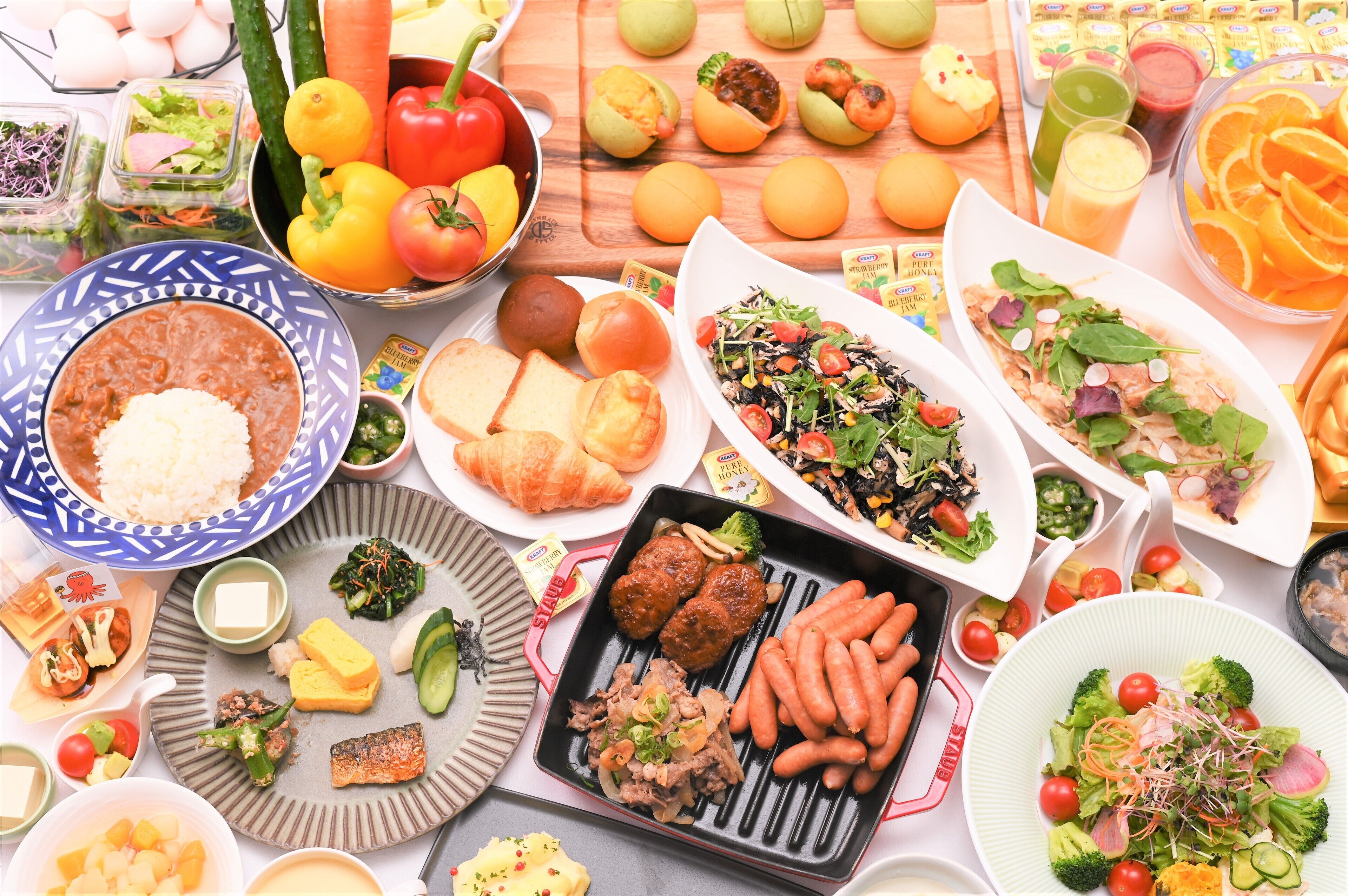 Variedad de platos con arroz, carne, verduras y frutas sobre una mesa.
