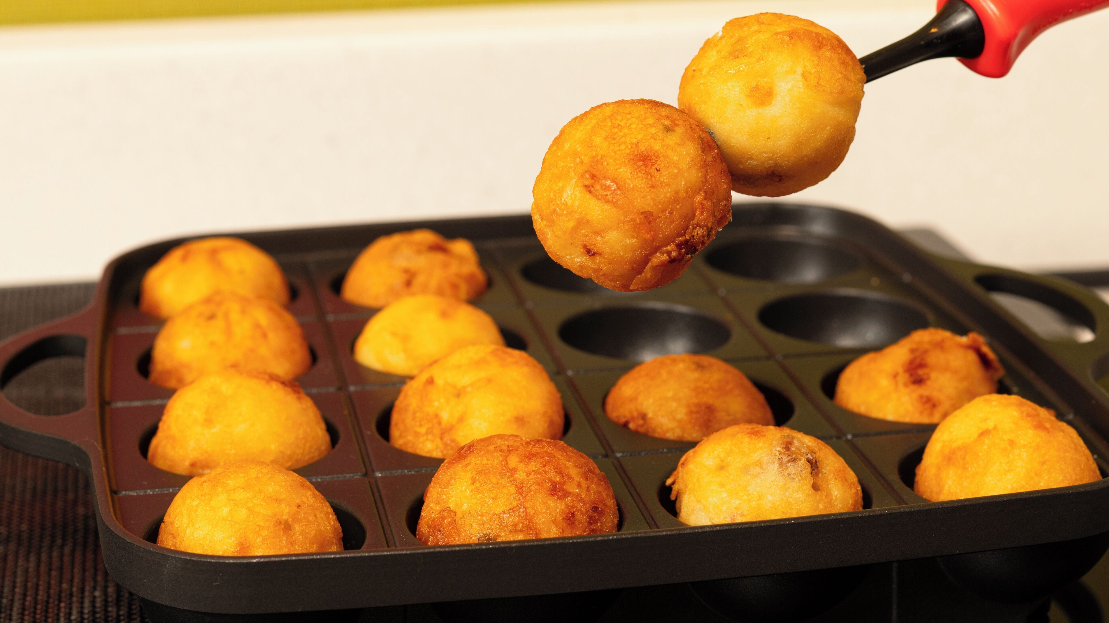 Una bandeja para muffins con varios muffins dorados y tostados.