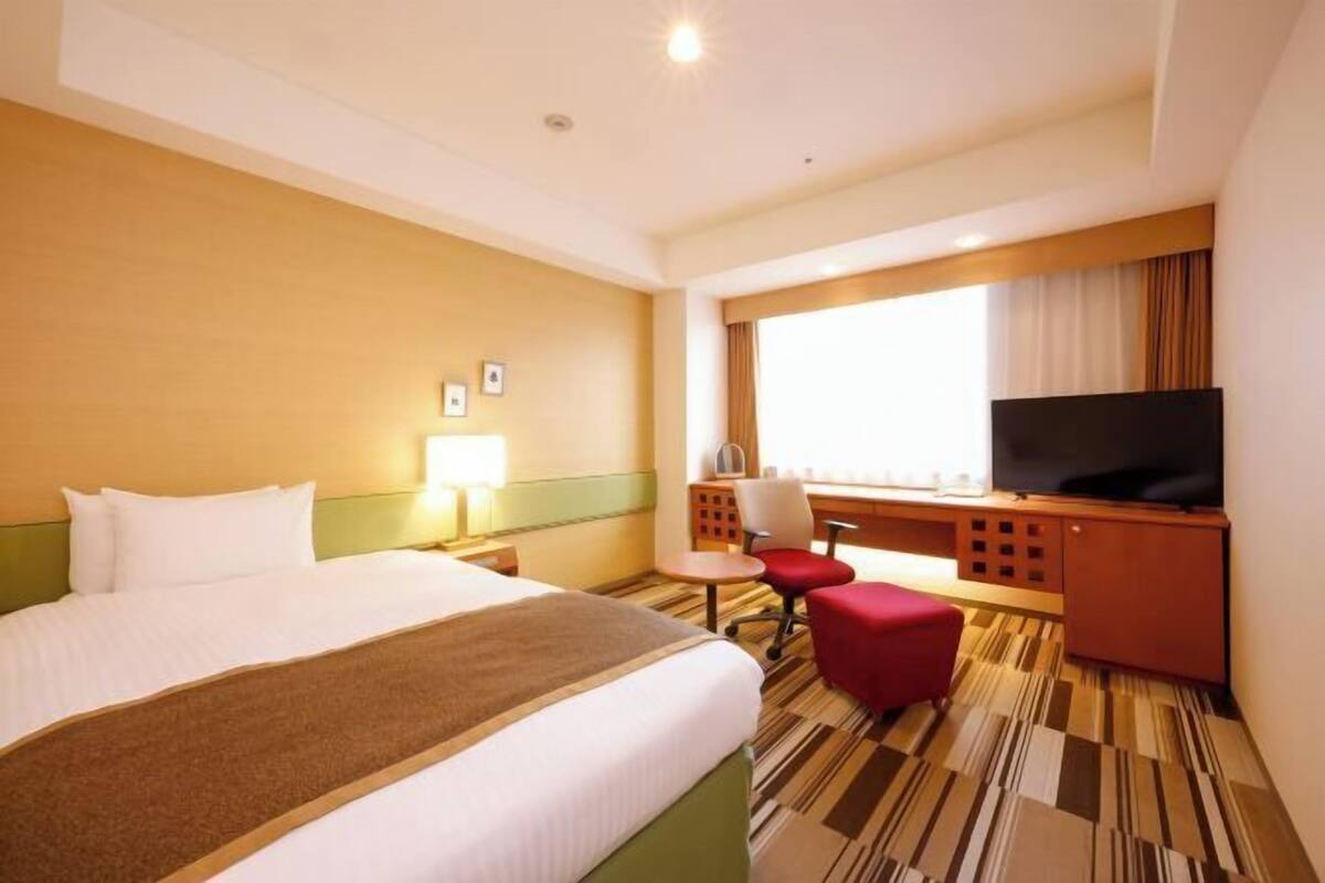 Két bảo mật tại phòng, bàn, màn/rèm cản sáng, bàn ủi/dụng cụ ủi quần áo