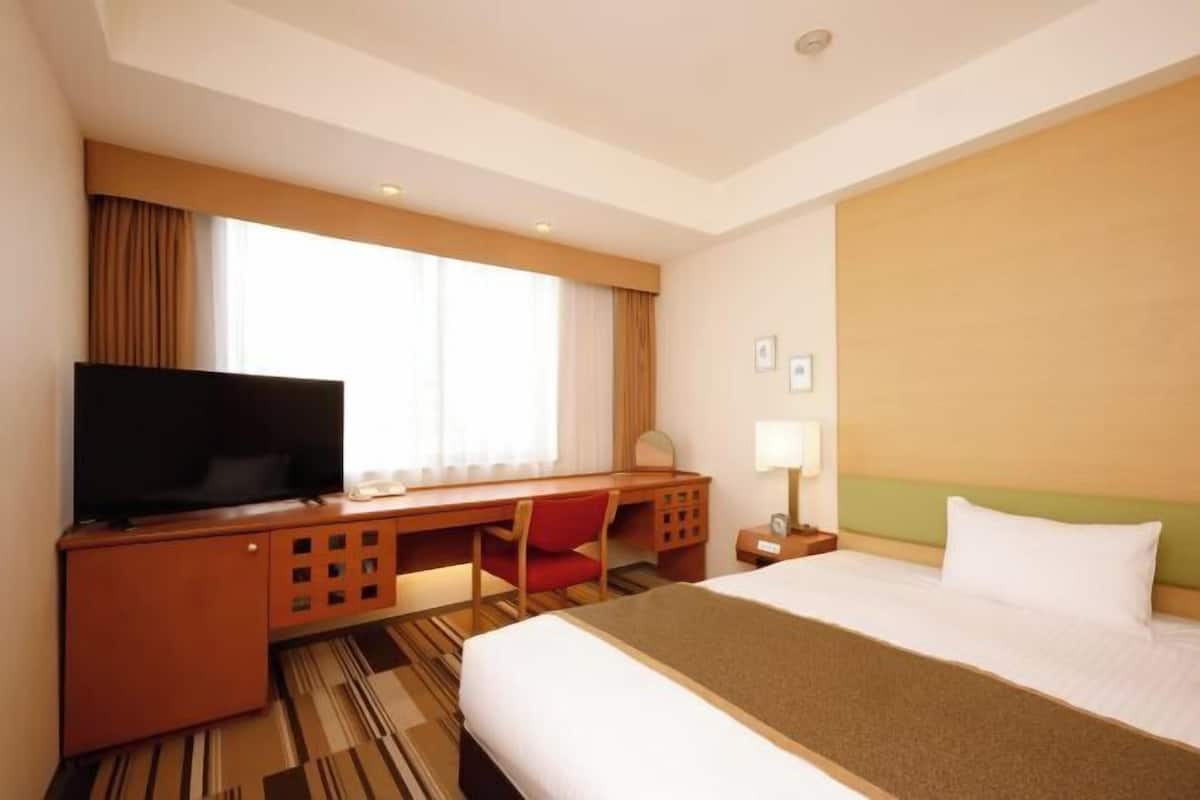 In-room safe, desk, blackout drapes, iron/ironing board (on request)