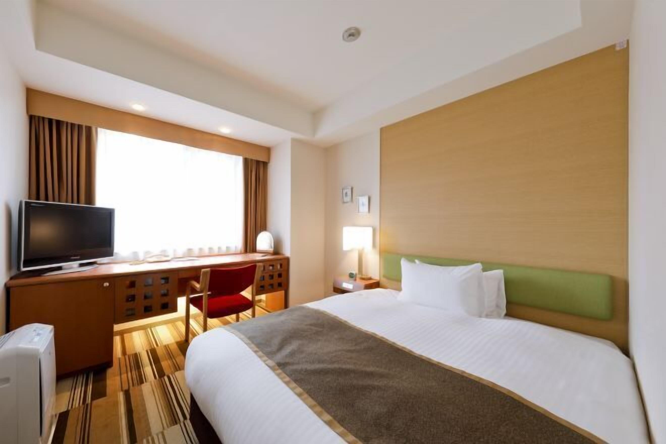 Két bảo mật tại phòng, bàn, màn/rèm cản sáng, bàn ủi/dụng cụ ủi quần áo 