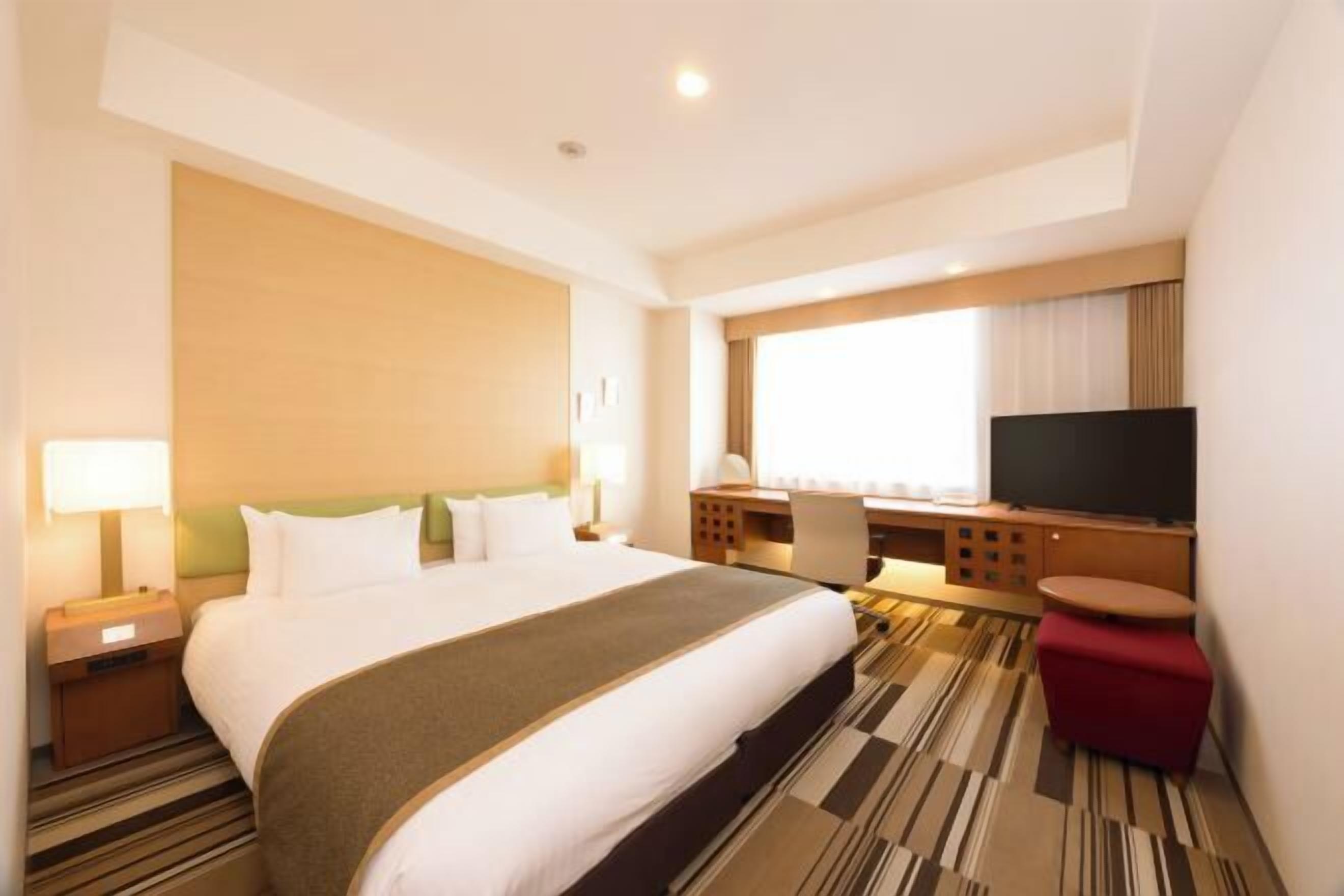 Két bảo mật tại phòng, bàn, màn/rèm cản sáng, bàn ủi/dụng cụ ủi quần áo 