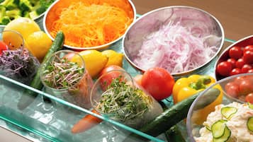 Variedad de frutas y verduras frescas sobre una bandeja de vidrio.