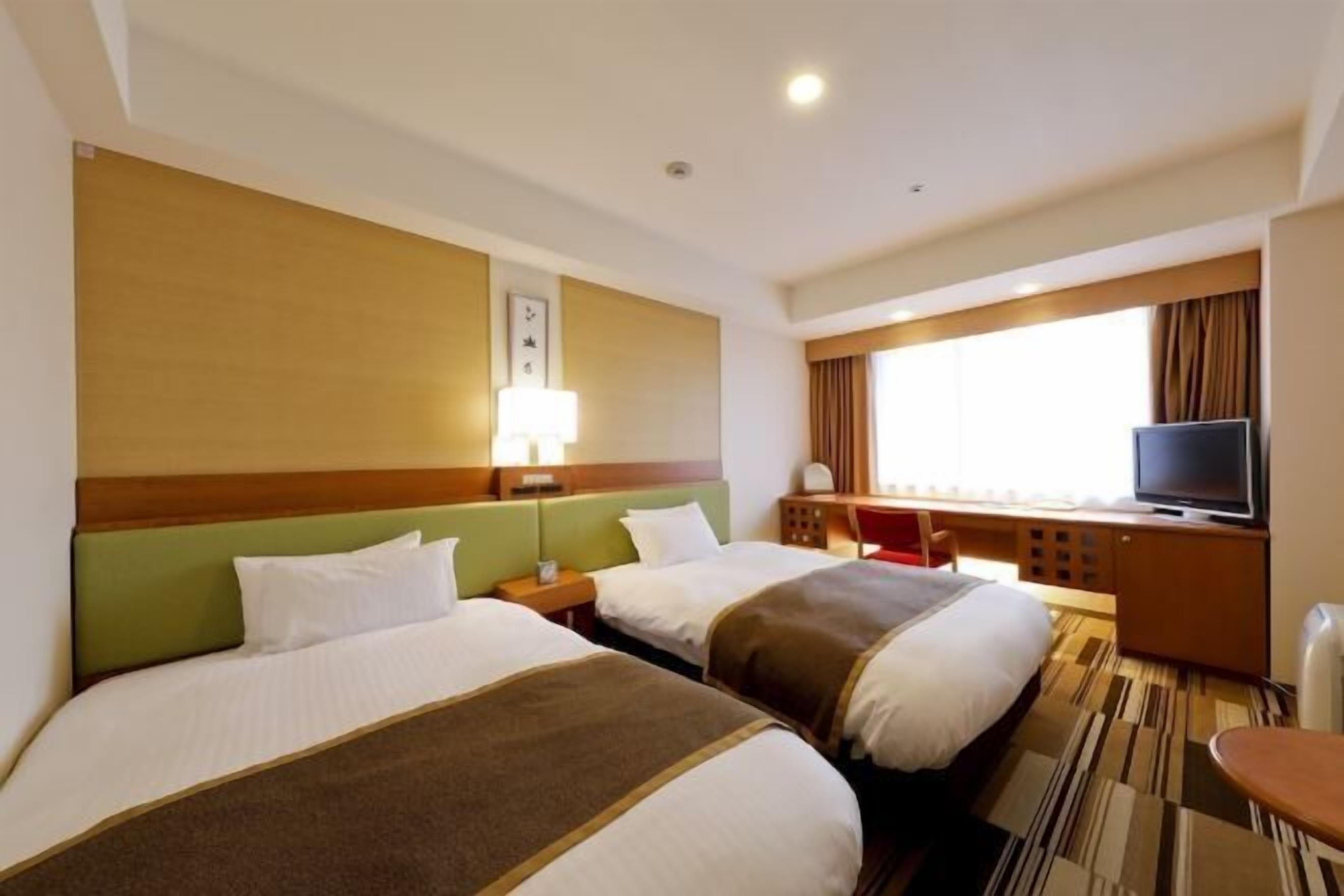 Két bảo mật tại phòng, bàn, màn/rèm cản sáng, bàn ủi/dụng cụ ủi quần áo 