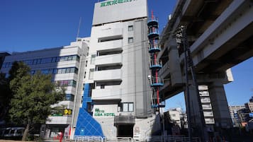 Vista frontal de la propiedad