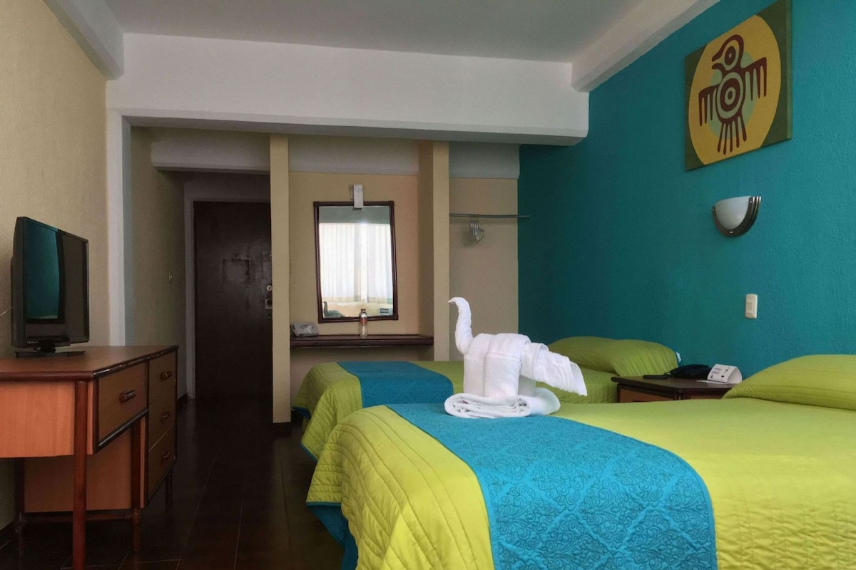 Minibar, tabla de planchar con plancha, wifi gratis y ropa de cama