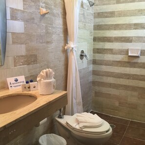 Standardzimmer, 1 Schlafzimmer, Nichtraucher | Badezimmer | Dusche, Haartrockner, Bademäntel, Handtücher