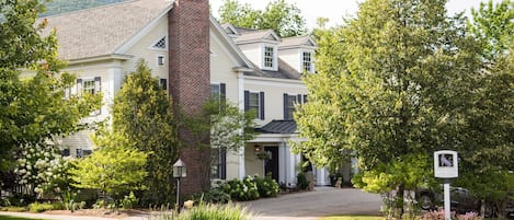 Vista frontal de la propiedad