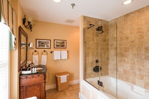 Deluxe Room | Bathroom | Combined shower/tub, designer toiletries, hair dryer, bathrobes