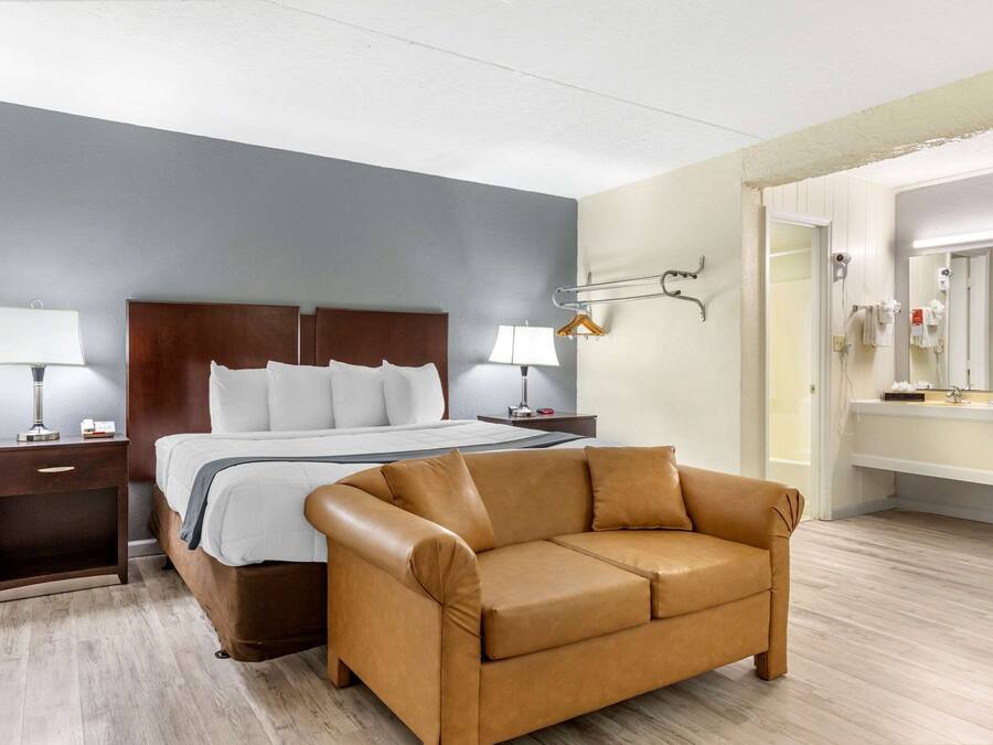 Desk, laptop workspace, iron/ironing board, free WiFi