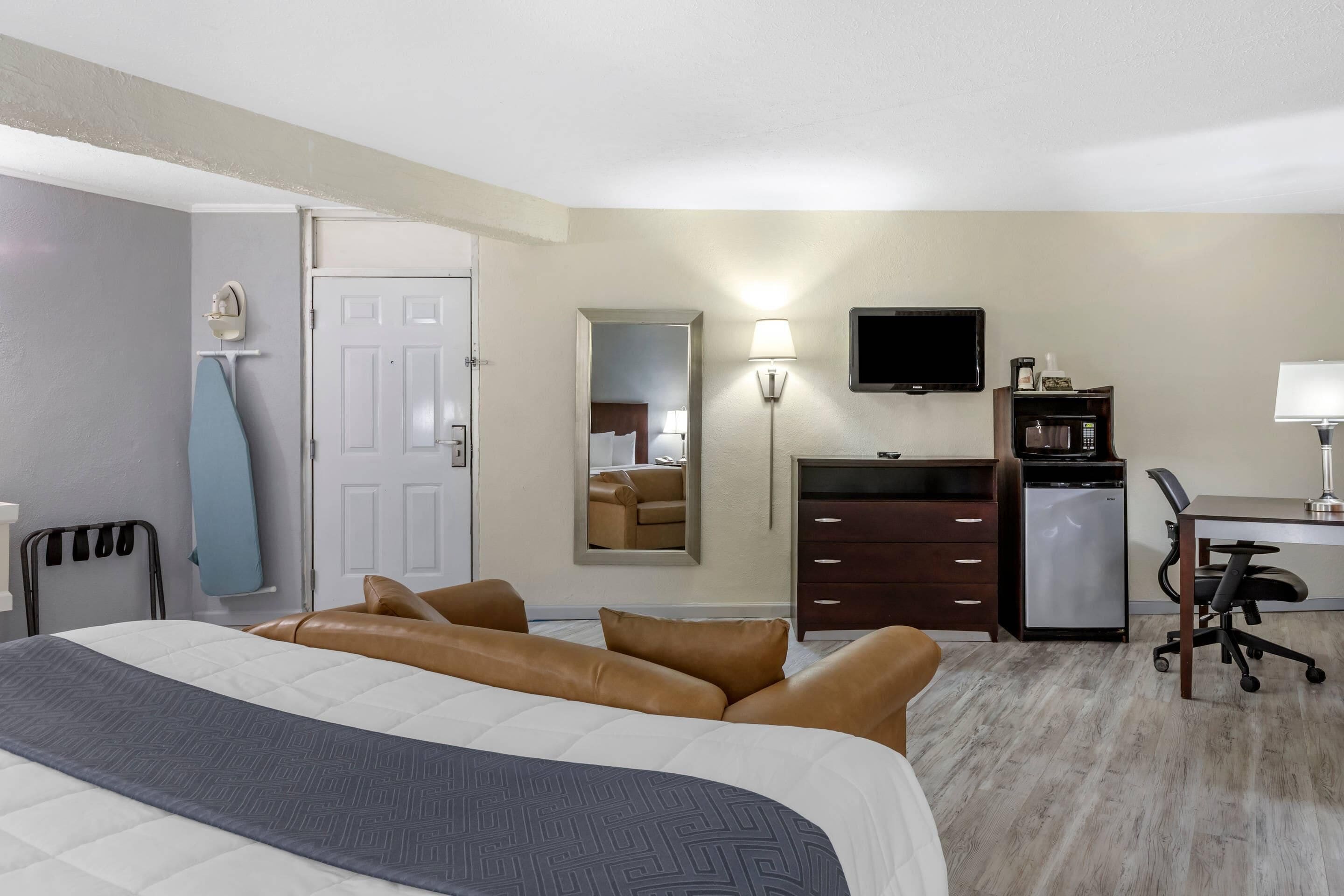 Standard Room, 1 King Bed, Non Smoking | Desk, laptop workspace, iron/ironing board, free WiFi