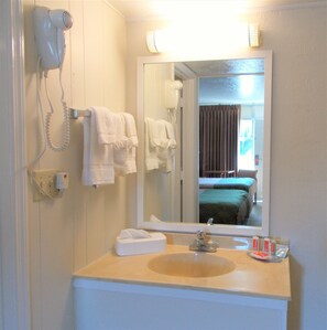 Standard Room, 2 Double Beds, Non Smoking | Bathroom - Econo Lodge Conway Central (Conway)