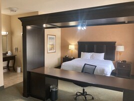 Ropa de cama de alta calidad y caja de seguridad en la habitación 