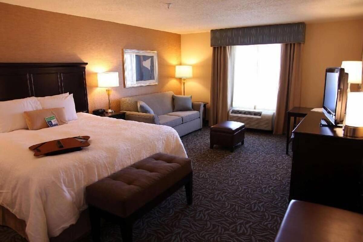 Premium bedding, in-room safe, desk, laptop workspace