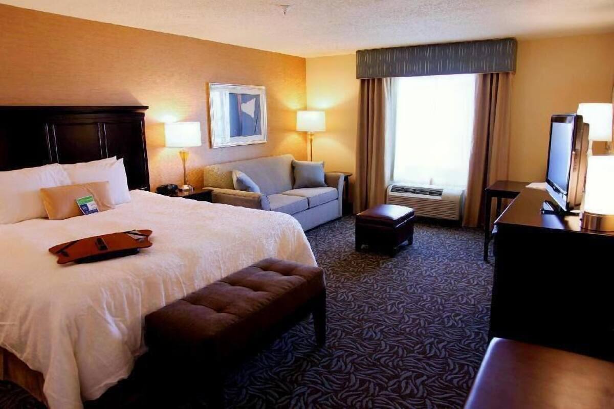 Premium bedding, in-room safe, desk, laptop workspace