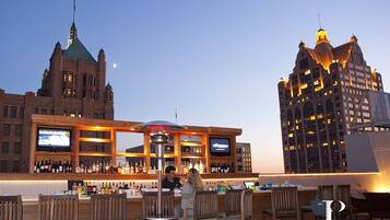 2 bars/lounges